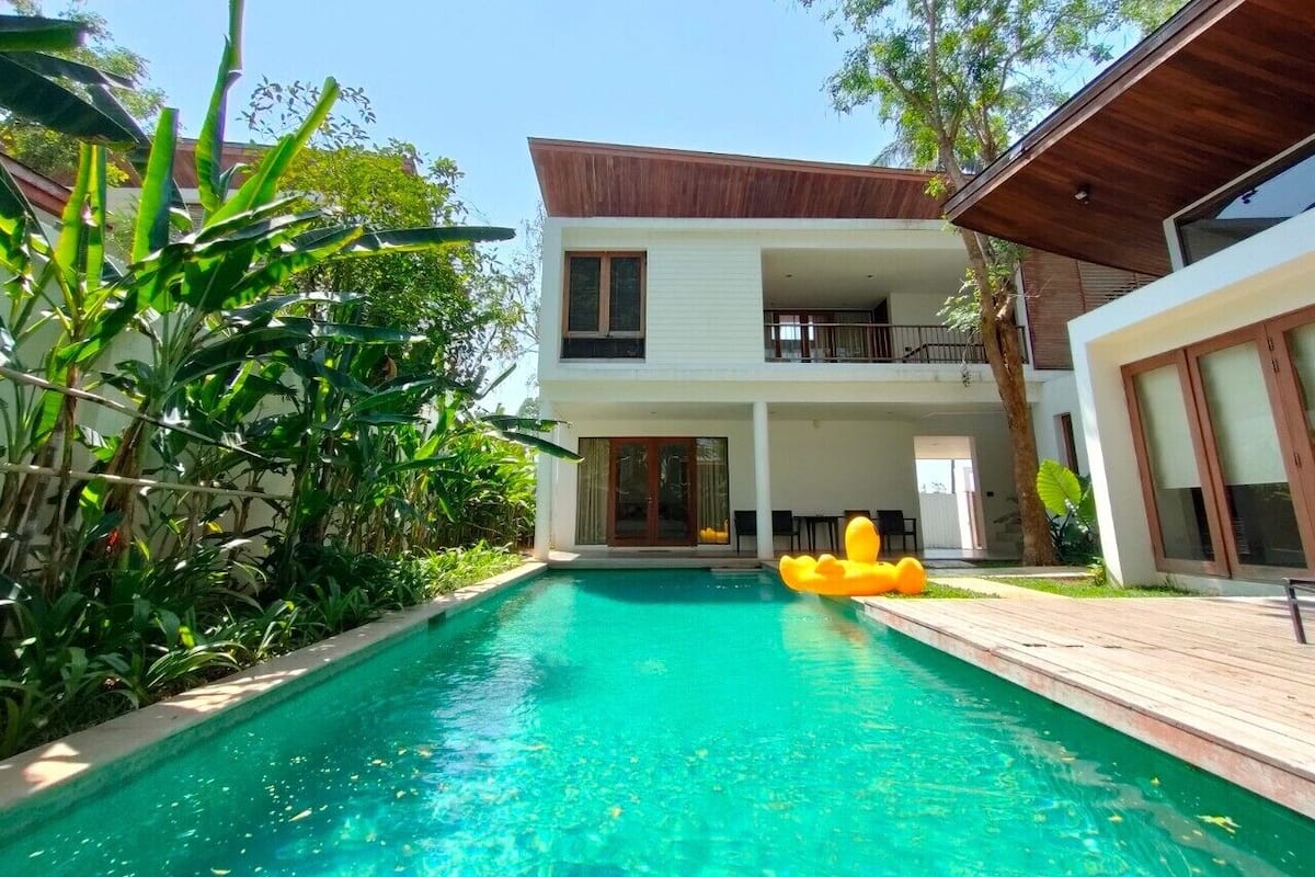 Exclusive Villa, 4 Bedrooms, Non Smoking, Pool View | In-room dining