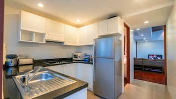 行政別墅, 2 間臥室, 可使用泳池 (2 Bedrooms Villa) | 私人廚房 | 電冰箱、微波爐、爐台、咖啡機/沖茶器