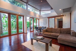 Executive-villa - 2 svefnherbergi - aðgengi að sundlaug (2 Bedrooms Villa) | Stofa | 32-tommu LED-sjónvarp með gervihnattarásum, sjónvarp, DVD-spilari.