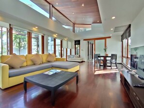 Stórt einbýlishús - 4 svefnherbergi | Stofa | 32-tommu LED-sjónvarp með gervihnattarásum, sjónvarp, DVD-spilari.