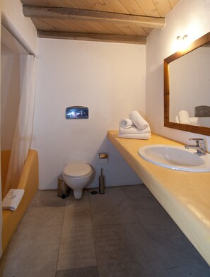 Superior Suite Pool/Sea View | Bagno | Vasca, vasca da bagno a immersione totale, set di cortesia gratuito