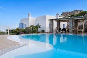 Outdoor pool, sun loungers - Nama Villas (Mykonos)