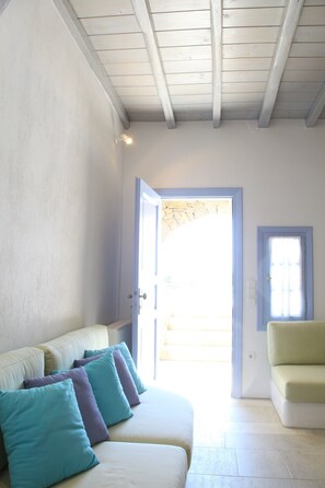 Superior Suite, Garden View | Living area