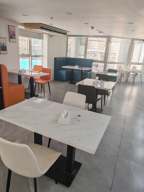 Sarapan dan makan tengah hari dihidangkan 