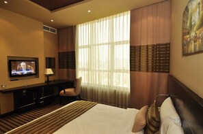 Habitación Deluxe | Ropa de cama de alta calidad, minibar, escritorio y cortinas opacas