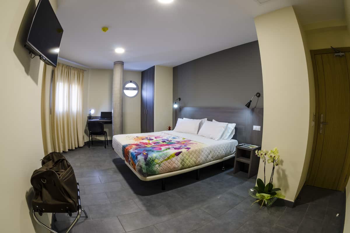 Superior-Doppelzimmer | Hochwertige Bettwaren, Schreibtisch, Verdunkelungsvorhänge