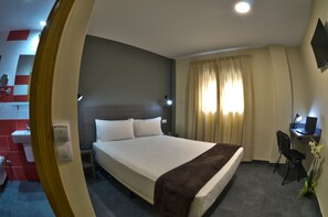 Quarto casal | Roupas de cama premium, escrivaninha, cortinas blackout