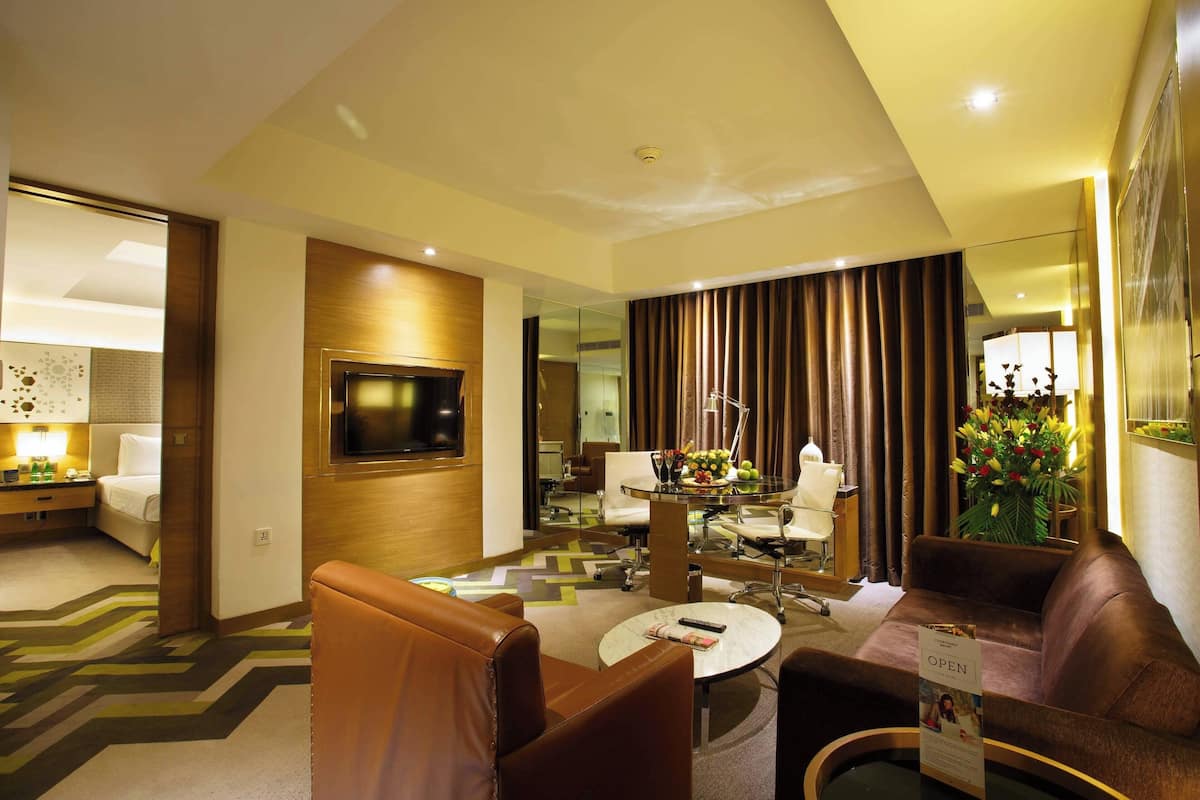 executive suite, 1 king bed | 1 bedroom, premium bedding, minibar, in-room safe