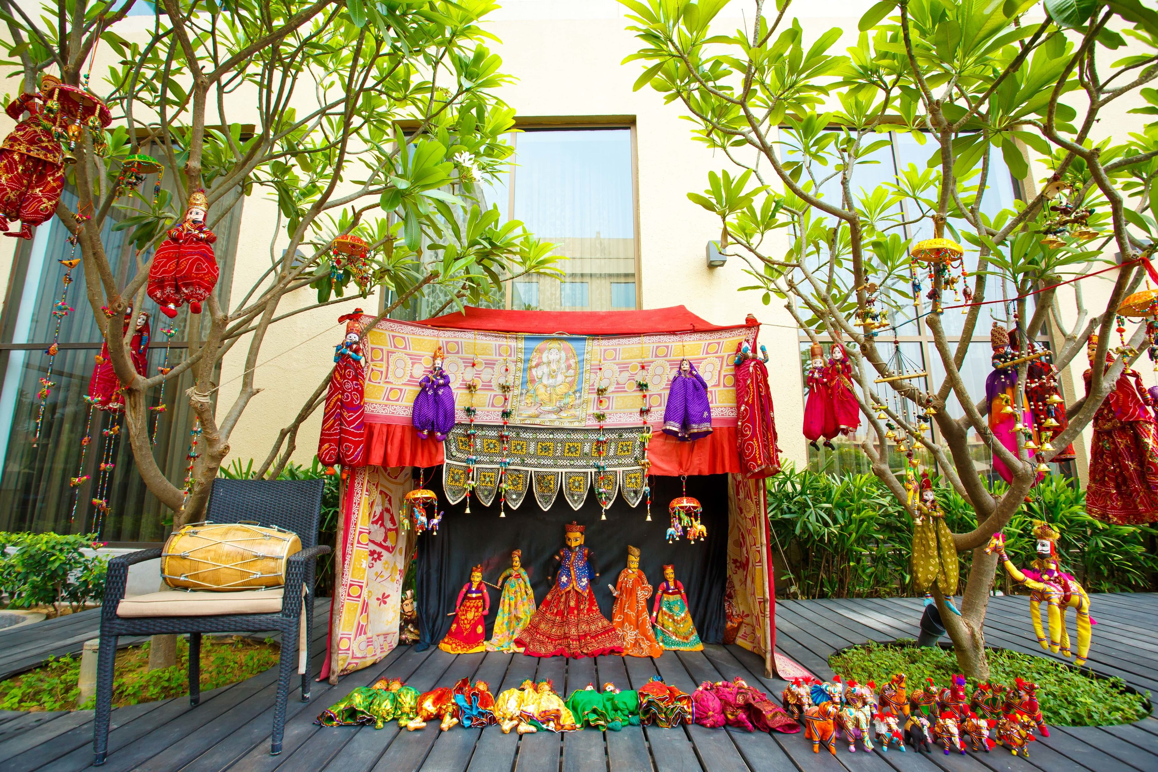 Escenario tradicional para un espectáculo de marionetas con asientos para el público.