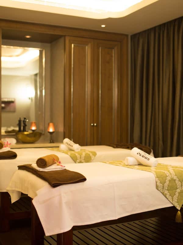 Couples treatment rooms, body treatments, aromatherapy