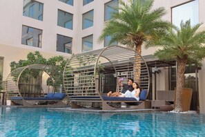 Outdoor pool, pool umbrellas, sun loungers - Courtyard by Marriott Agra (Agra)