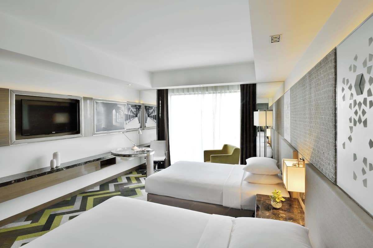 Habitación con 2 camas individuales, 2 camas individuales, vistas a la ciudad | 1 dormitorio, ropa de cama de alta calidad, minibar y caja fuerte