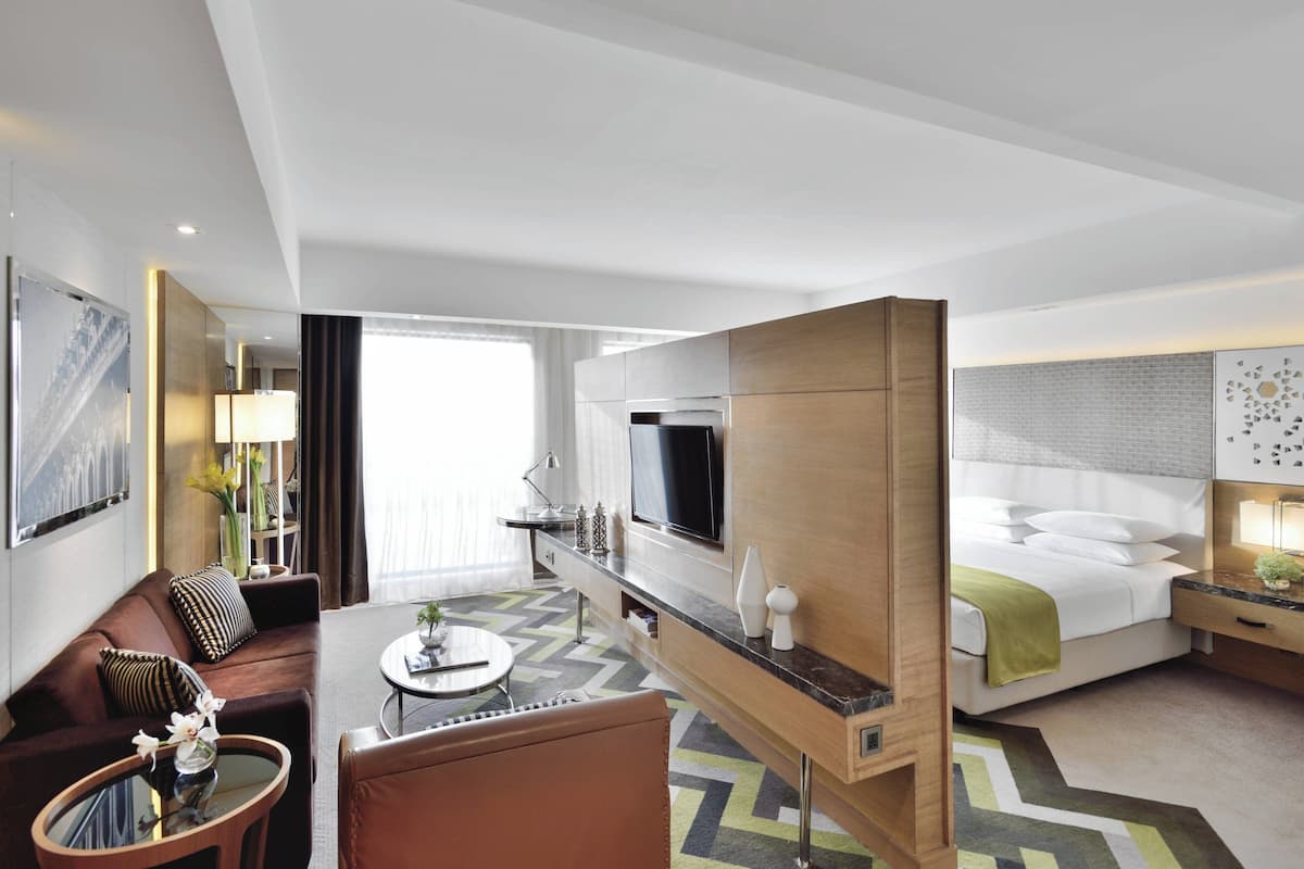 Suite junior, 1 cama de matrimonio grande, no fumadores | 1 dormitorio, ropa de cama de alta calidad, minibar y caja fuerte