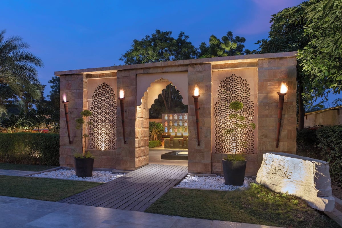 2 restaurants, breakfast, lunch, dinner served; international cuisine