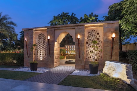 2 restaurants, breakfast, lunch, dinner served; international cuisine. Courtyard by Marriott Agra