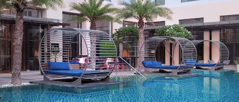 Piscine extérieure, parasols de plage, chaises longues