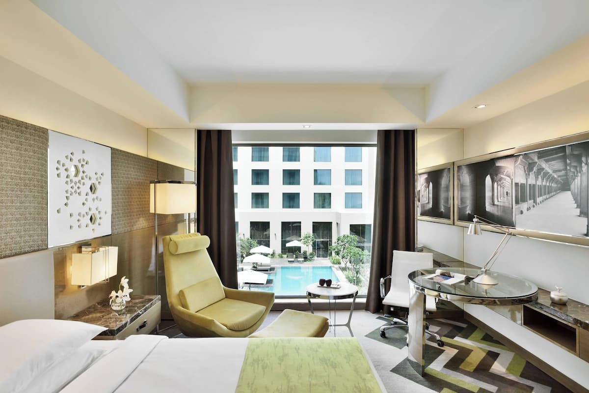 Habitación Premium, 1 cama de matrimonio grande, vistas a la piscina | 1 dormitorio, ropa de cama de alta calidad, minibar y caja fuerte