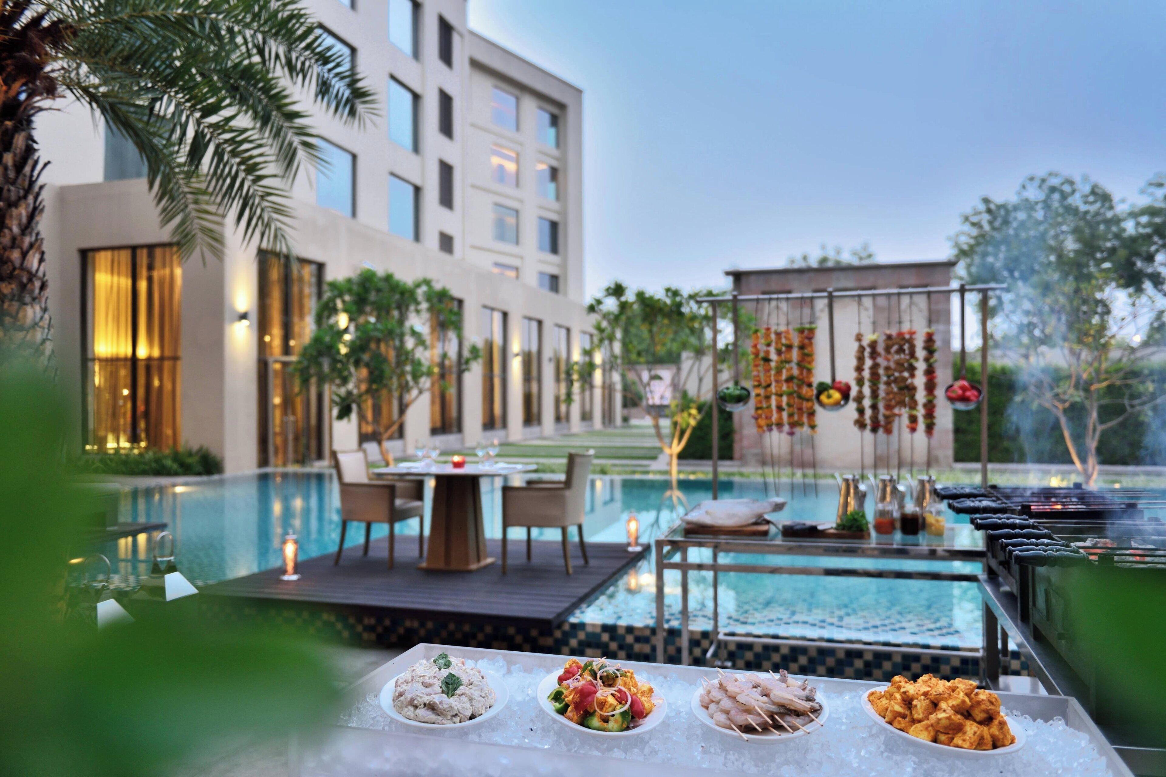 Una piscina al aire libre, sombrillas, tumbonas