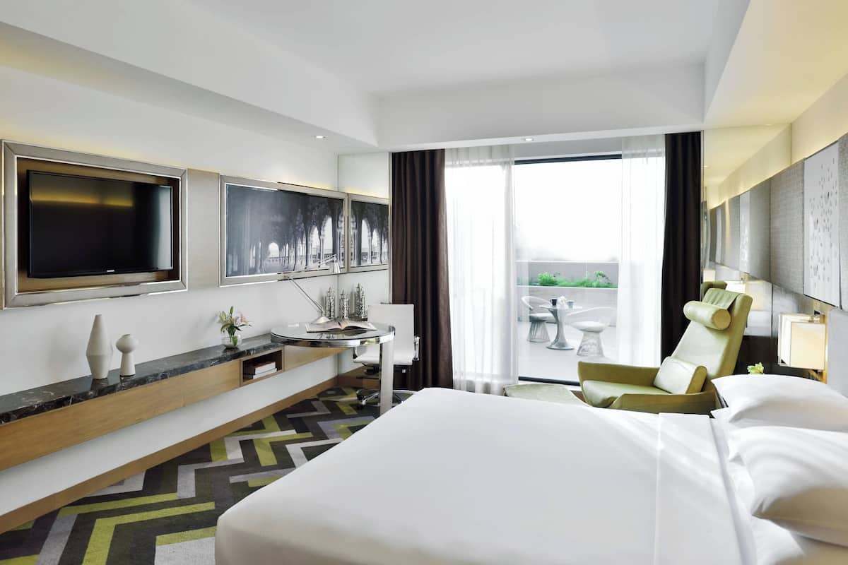 Habitación, 1 cama de matrimonio grande, no fumadores, terraza | 1 dormitorio, ropa de cama de alta calidad, minibar y caja fuerte