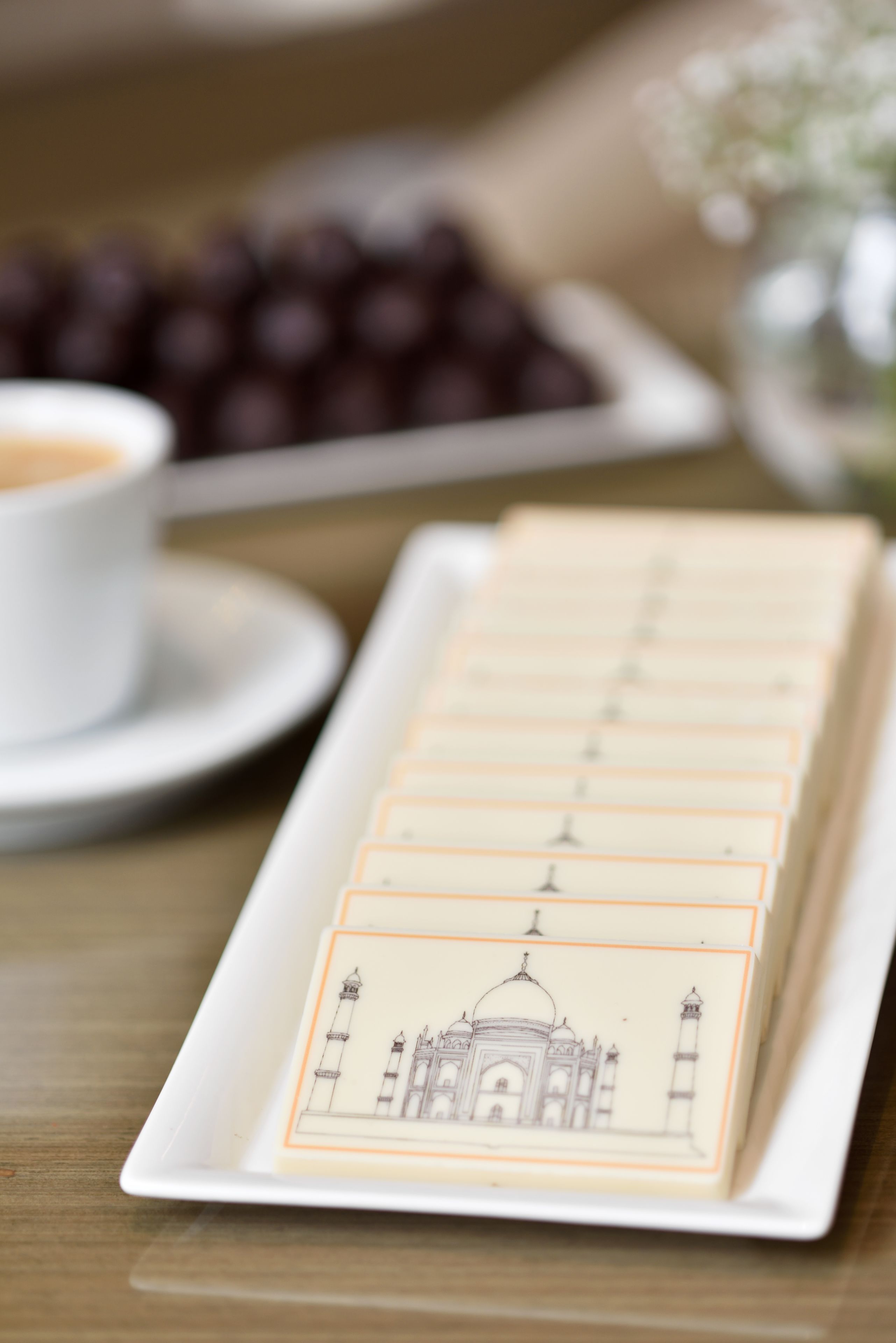 Una bandeja de dulces con un dibujo de un edificio famoso.