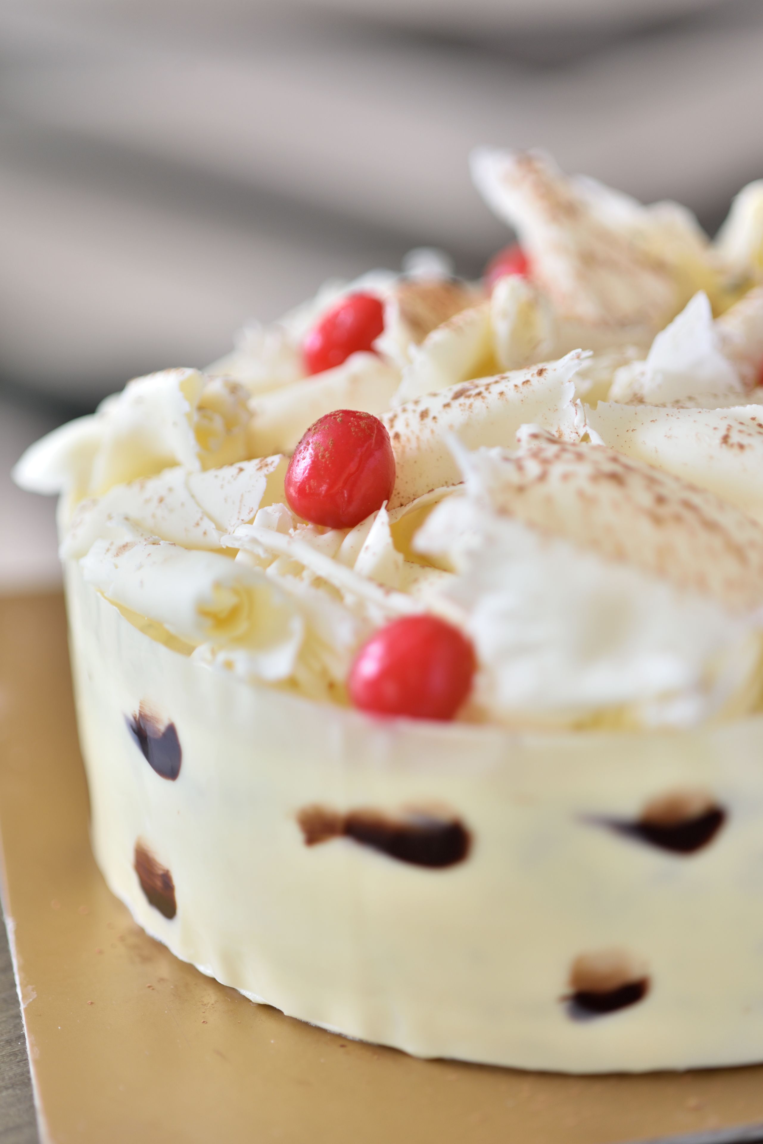 Un dessert composé de crème fouettée, de pépites de chocolat et de fruits rouges, présenté dans une assiette.