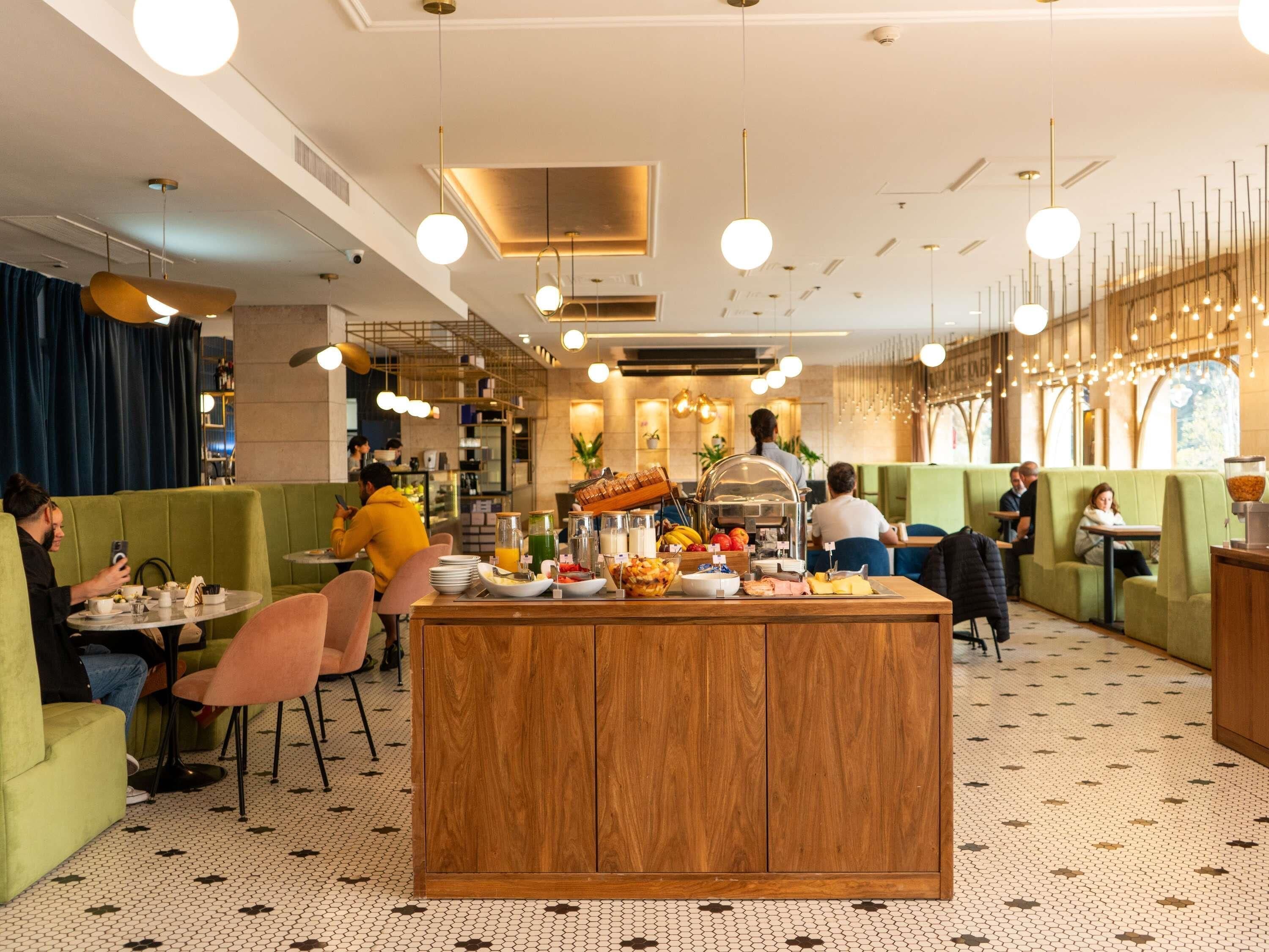 Daily continental breakfast (ARS 2100 per person)