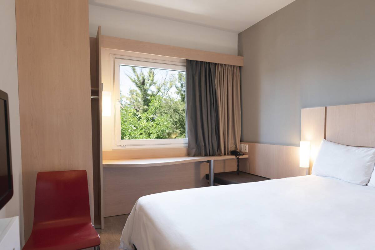 Standardzimmer, 1 Doppelbett | Zimmersafe, Schreibtisch, Verdunkelungsvorhänge, schallisolierte Zimmer