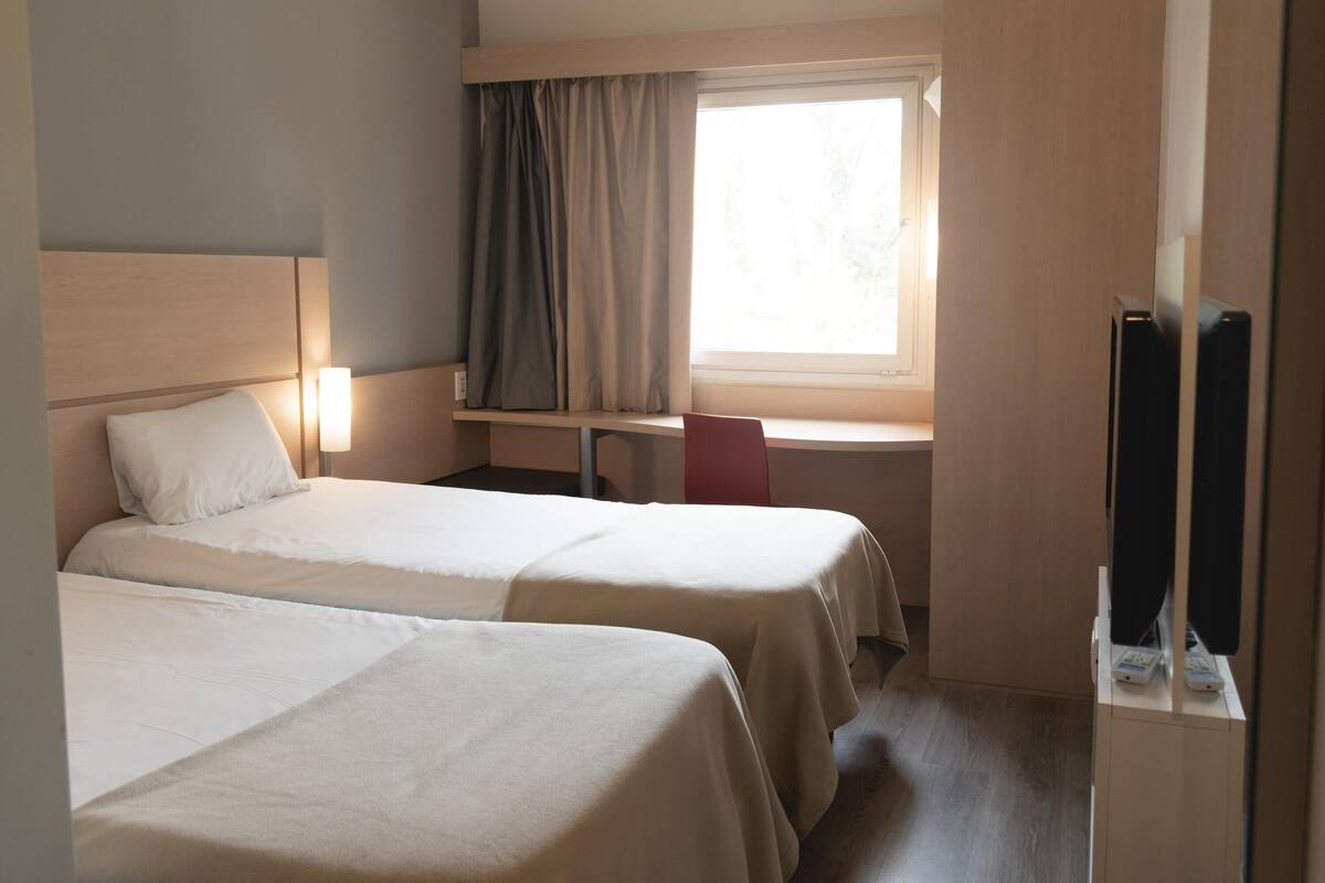 Standard-Zweibettzimmer, 2 Einzelbetten | Zimmersafe, Schreibtisch, Verdunkelungsvorhänge, schallisolierte Zimmer