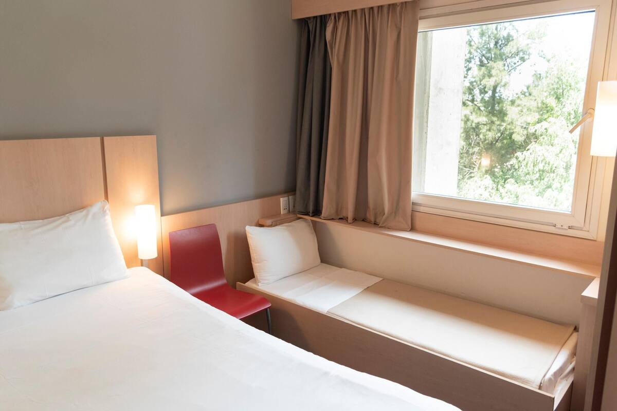 Standardzimmer, Mehrere Betten | Zimmersafe, Schreibtisch, Verdunkelungsvorhänge, schallisolierte Zimmer