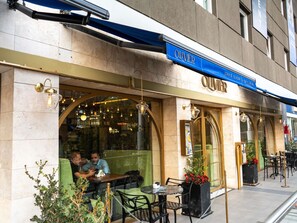 Restaurant - Ibis Pilar (Villa Rosa)