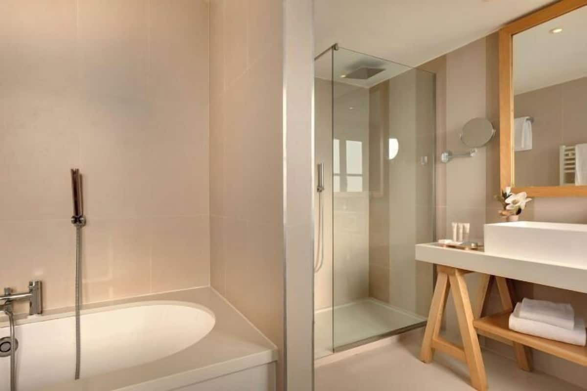 Bathroom | Free toiletries, hair dryer, towels