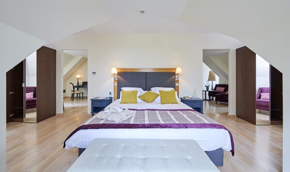 A spacious bedroom with a large bed, a desk, and a chair. - Mercure Maintenon (Maintenon)