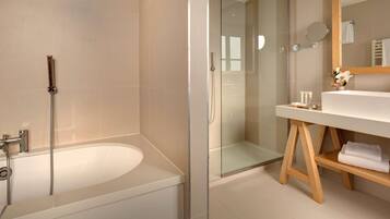 Un bagno moderno con vasca, cabina doccia in vetro e mobile lavabo in legno con specchio.