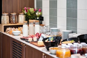 Daily buffet breakfast for a fee - Mercure Maintenon (Maintenon)