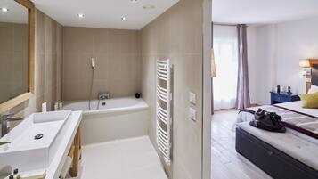 Gratis toiletartikelen, een haardroger, handdoeken