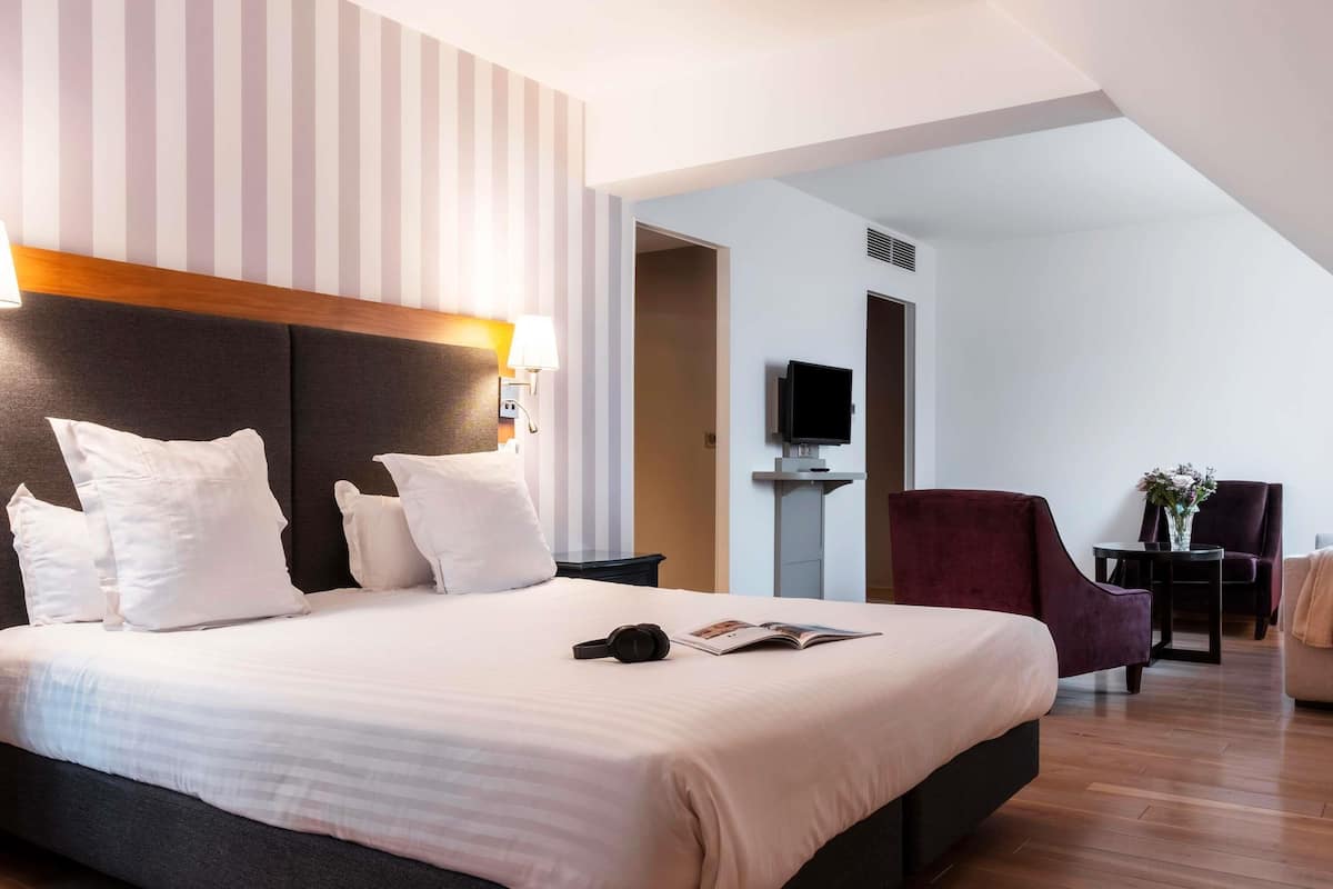 Room, 1 Katil Ratu (Queen) dengan Katil Sofa (Privilege) | Peralatan tempat tidur premium, busa memori, peti besi dalam bilik