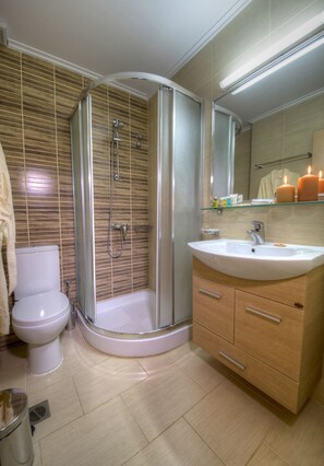 Single Room | Bathroom | Shower, free toiletries, hair dryer, bathrobes - Hotel Taxiarhis (Pineios)