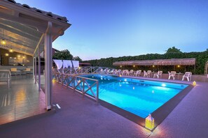 Seasonal outdoor pool, pool umbrellas, sun loungers - Hotel Taxiarhis (Pineios)