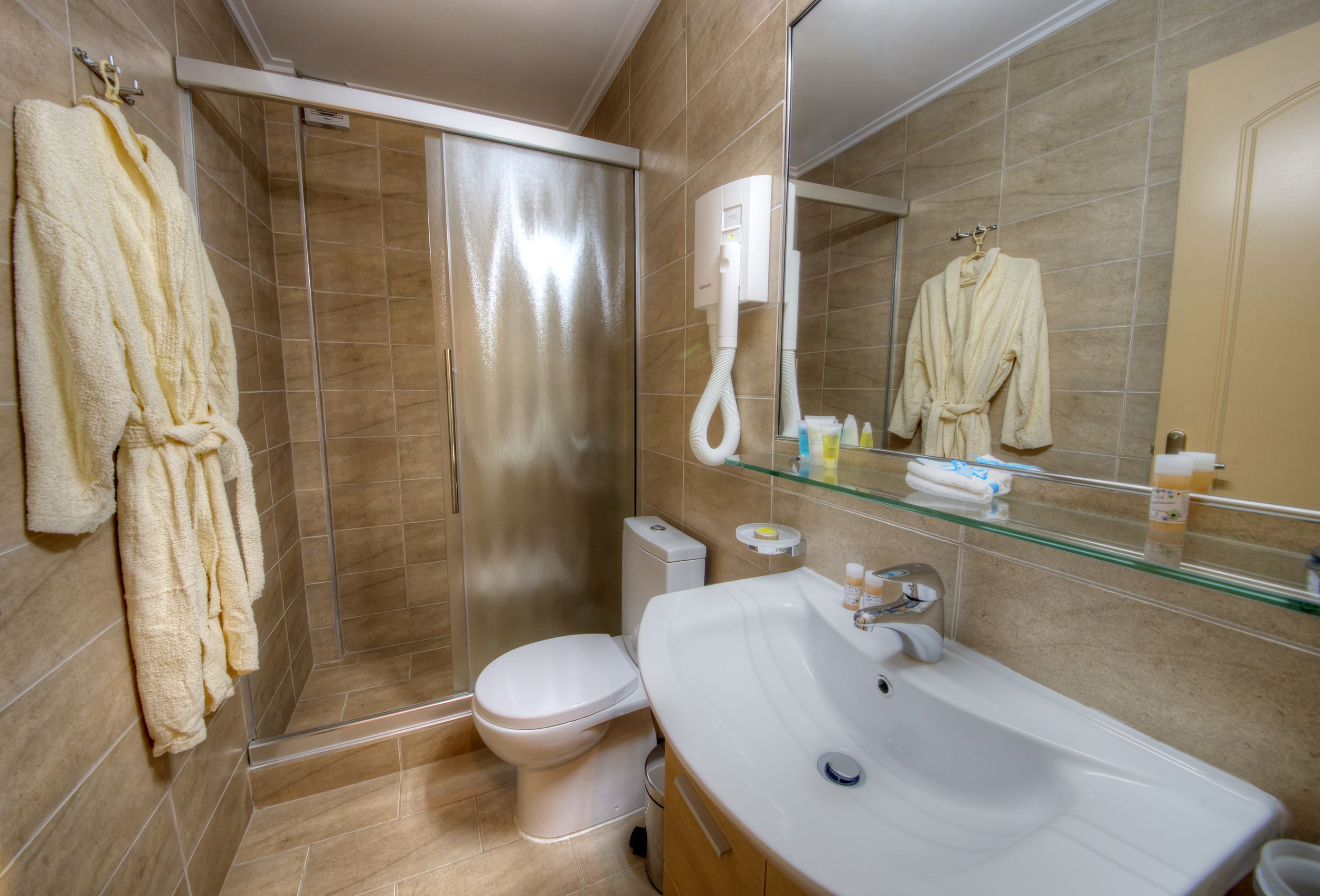 triple room | bathroom | shower, free toiletries, hair dryer, slippers