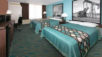 Een bureau, een laptopwerkplek, verduisterende gordijnen