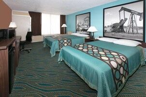 Escritorio, espacio para trabajar con laptop y cortinas blackout 