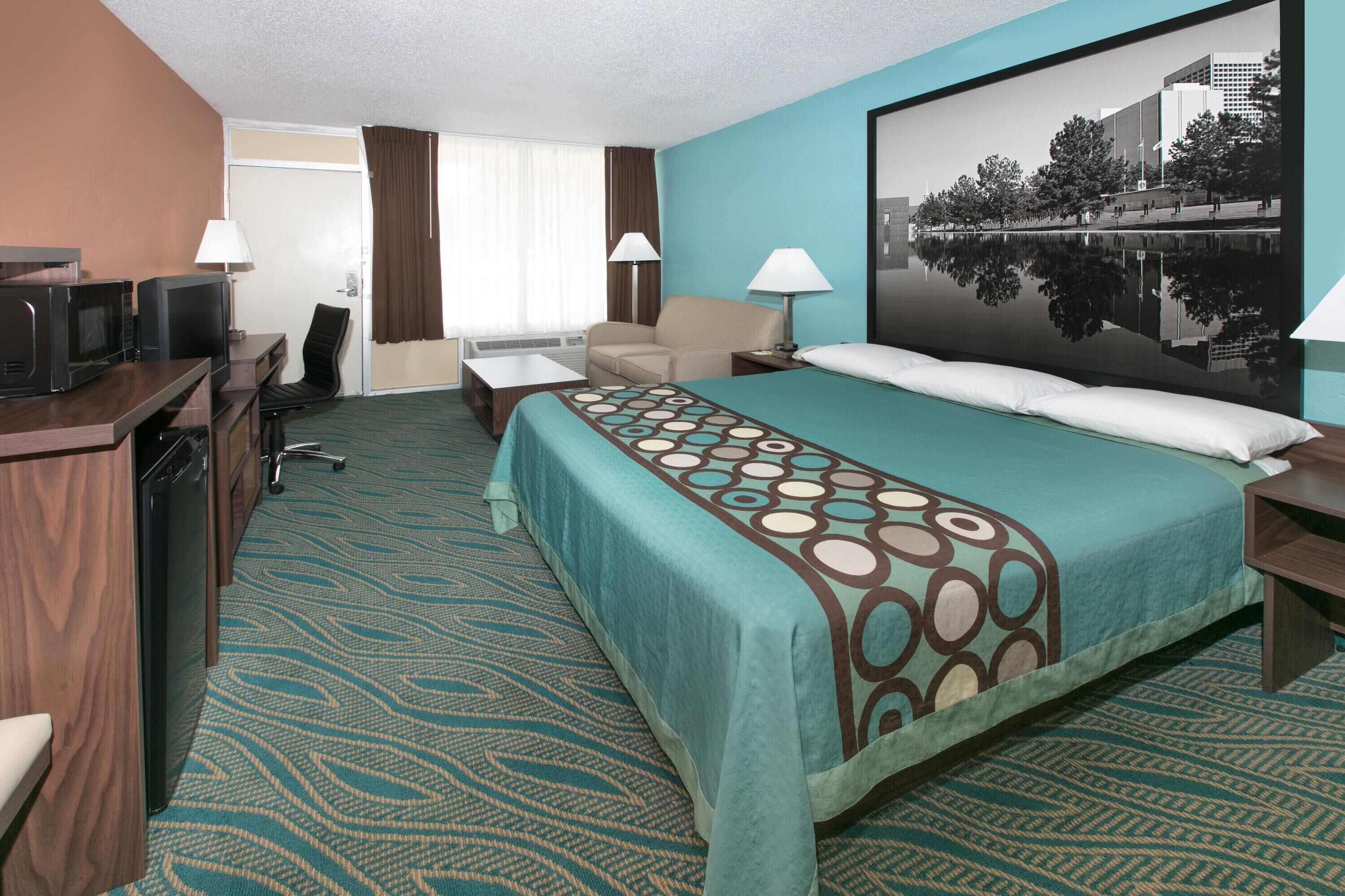 Escritorio, espacio para trabajar con laptop y cortinas blackout 