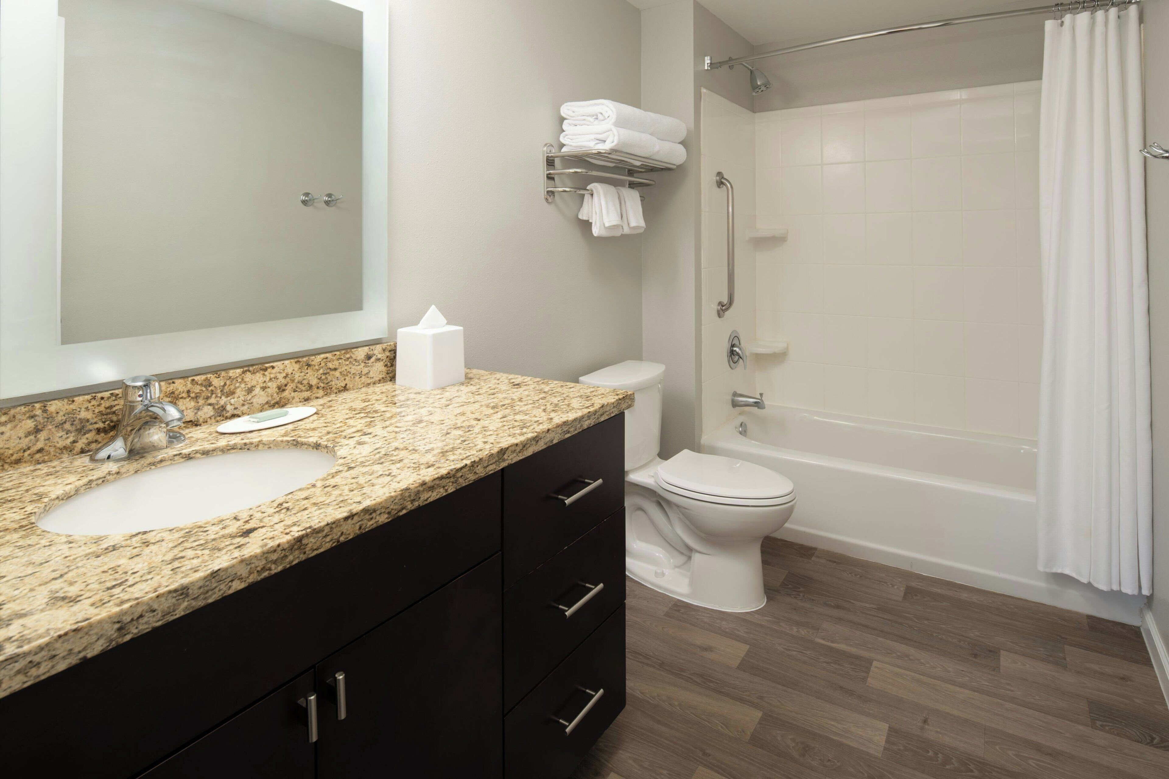 suite, 1 bedroom | bathroom | combined shower/bathtub, free toiletries, hair dryer, towels