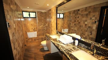 Exclusive-Apartment | Badezimmer | Haartrockner, Handtücher, Seife, Shampoo