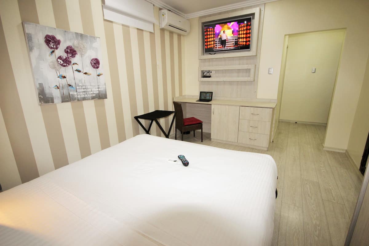 Executive Room | 1 bedroom, premium bedding, in-room safe, laptop workspace