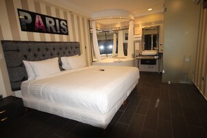 Ropa de cama de alta calidad y caja de seguridad en la habitación 