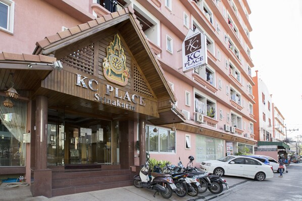 A hotel entrance with a sign reading "KC PLACE". - KC Place Srinakarin (Bangkok)