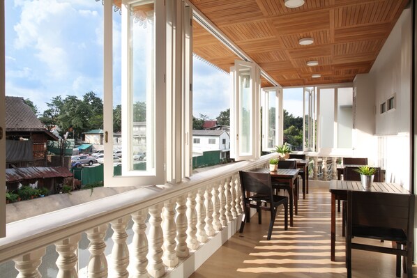 Porch - Golden Mountain Hostel (Bangkok)