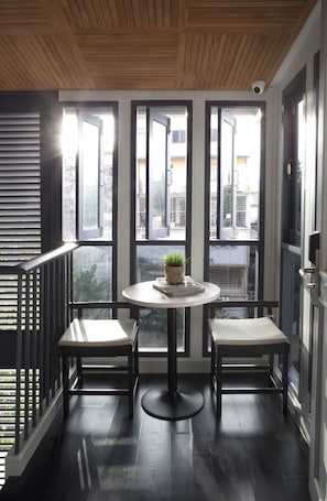 Premium bedding, in-room safe, individually decorated, desk - Golden Mountain Hostel (Bangkok)