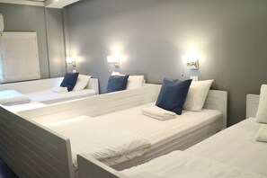 Family 4 beds Room | Ylelliset vuodevaatteet, tallelokero huoneessa